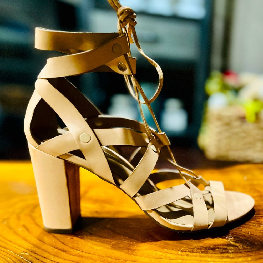 🤍 Heeled lace up nude sandal, size 8